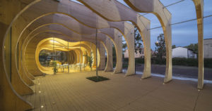 Il legno, scelto perché è un materiale sicuro e ideale per mantenere l’isolamento termico dell’edificio, crea un ambiente caldo e naturale, la cui apparente semplicità cela una sofisticata attenzione progettuale e costruttiva [SCOPRI IL PROGETTO]